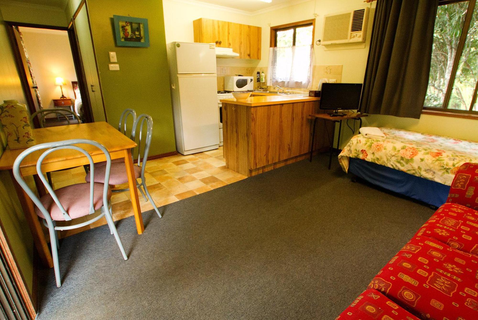 Lake Eacham Tourist Park & Cabins Chambre photo
